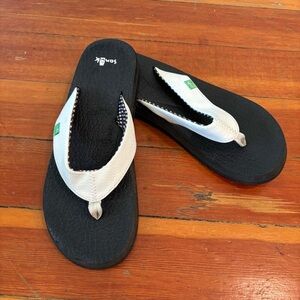 Sanuk Black and White Flip Flops